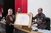 Samsudin Pj. Gubernur Lampung Raih Penghargaan atas Kontribusi Membina Pengembangan Teknologi Tepat Guna Inovasi Daerah dari Menteri PDTT Abdul Halim Iskandar