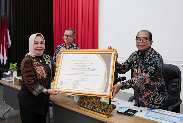 Samsudin Pj. Gubernur Lampung Raih Penghargaan atas Kontribusi Membina Pengembangan Teknologi Tepat Guna Inovasi Daerah dari Menteri PDTT Abdul Halim Iskandar