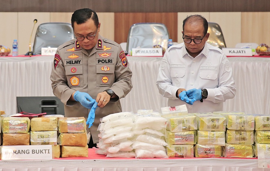 Pj Gubernur dan Kapolda Lampung Lakukan Pemusnahan Barang Bukti Narkotika