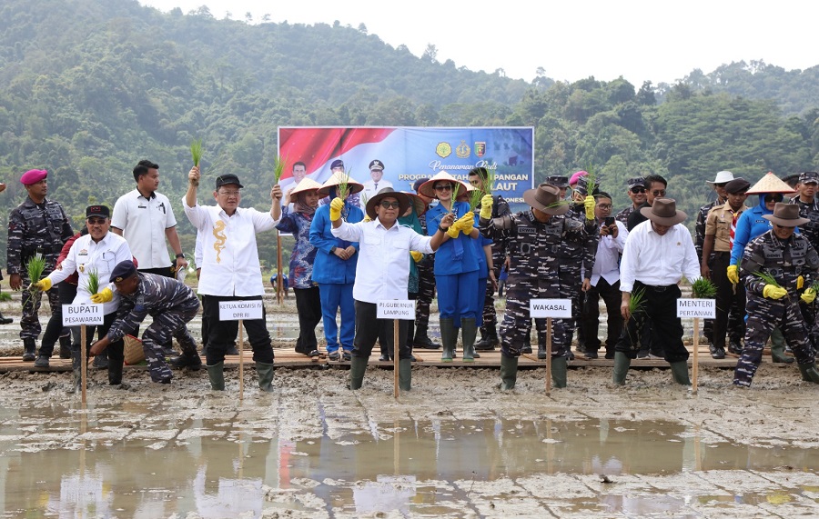 Pj Gubernur Lampung Dampingi Mentan dan Wakasal Kunjungi Program Ketahanan Pangan di Mako Brigif 4