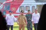 Pj Gubernur Sambut Kedatangan Presiden Jokowi di Lapangan Stadion Jati Kalianda