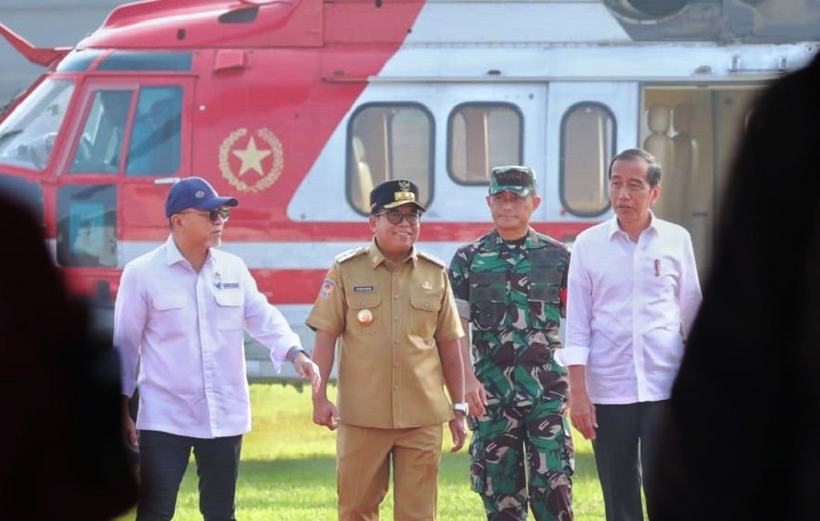 Pj Gubernur Sambut Kedatangan Presiden Jokowi di Lapangan Stadion Jati Kalianda