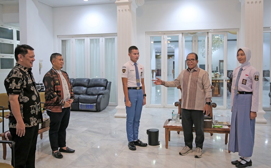 Pj Gubernur Terima Dua Paskibraka Asal Lampung yang akan Bertugas Pada Pengibaran Bendera di IKN