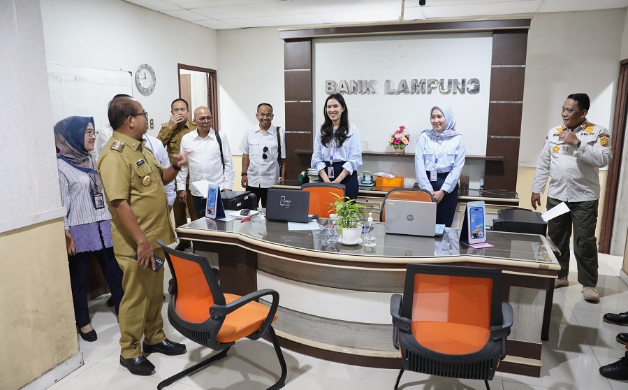 Pj Gubernur Tinjau Kantor Pusat Bank Lampung dan OJK Lampung