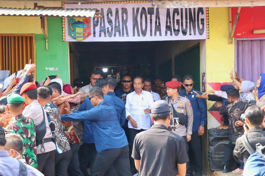 Presiden Joko Widodo didampingi Pj Gubernur Lampung Tinjau Pasar Kota Agung