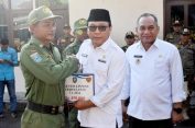 Wahdi Siradjjudin Wali Kota Metro Apresiasi Kerja Satlinmas Kota Metro dengan Beri Penghargaan
