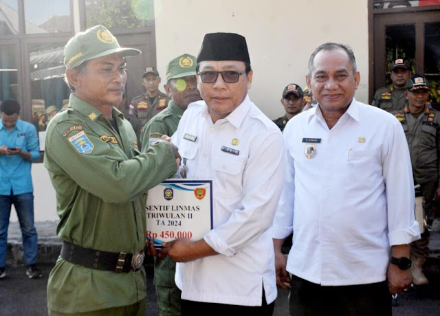 Wahdi Siradjjudin Wali Kota Metro Apresiasi Kerja Satlinmas Kota Metro dengan Beri Penghargaan