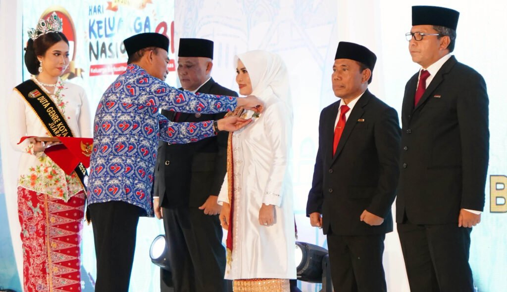 Selamat! Nanang Ermanto dan Winarni Terima Tanda Kehormatan Satyalancana Wira Karya, Satu-satunya Dari Wakil Pulau Sumatera