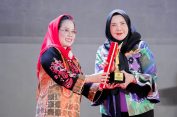 Eva Dwiana Diganjar Penghargaan Pembina Andalan oleh Dekopin dan Kemenkop UKM