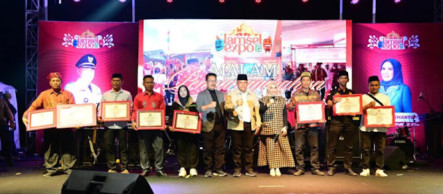 Bupati Kabupaten Lampung Selatan Beri Penghargaan Kepada Desa Berprestasi