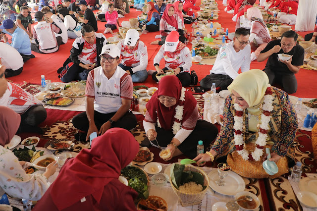 Wow Keren Pj Gubernur Samsudin Santap Seruit Bersama 2000 Warga Festival Nyeruit Lampung di Kebun PKK Agropark Sabah Balau