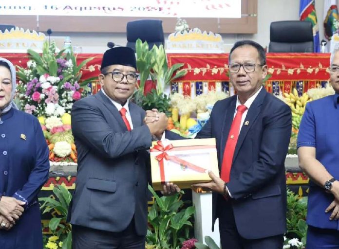 Pj. Gubernur dan Ketua DPRD Provinsi Lampung Mendengarkan Pidato Kenegaraan Presiden RI