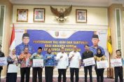Pj.Gubernur Lampung Serahkan Tali Asih dan Santunan bagi Anggota KORPRI yang Purna Bakti serta Keluarga Anggota yang Meninggal Dunia