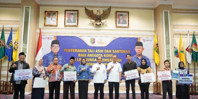 Pj.Gubernur Lampung Serahkan Tali Asih dan Santunan bagi Anggota KORPRI yang Purna Bakti serta Keluarga Anggota yang Meninggal Dunia