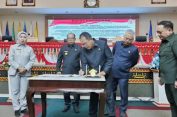 Pj. Gubernur Lampung dan Ketua DPRD Provinsi Lampung Tandatangani Persetujuan Bersama Raperda APBD Tahun 2025