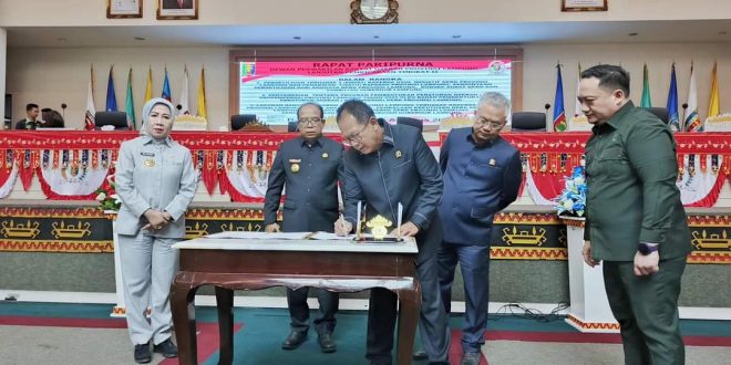 Pj. Gubernur Lampung dan Ketua DPRD Provinsi Lampung Tandatangani Persetujuan Bersama Raperda APBD Tahun 2025