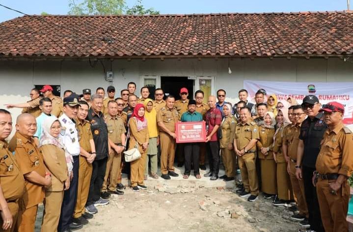 Tekan Angka Kemiskinan Ekstrem, Nanang Ermanto Kembali Serahkan Bantuan Bedah Rumah