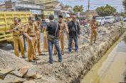 Wali Kota Metro Wahdi Siradjjudin Sidak Perbaikan Normalisasi Saluran Pembuangan Air dan Pembenahan Infrastruktur Jalan