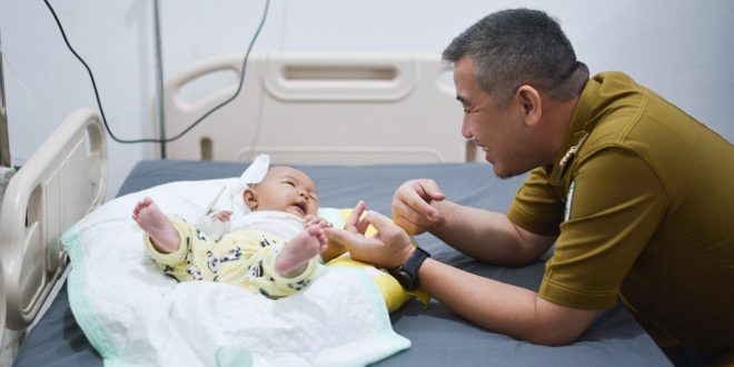 Bupati Pesawaran Kunjungi Bayi Laila Yang Tersiram Air Panas