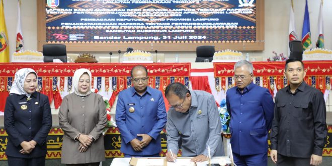 Ketua DPRD Bersama Pj.Gubernur Lampung Tandatangani Raperda Pertanggungjawaban Pelaksanaan APBD TA 2023