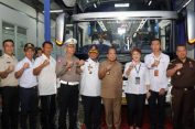 Pj. Gubernur Samsudin dan Dirut Perum Damri Setia N. Milatia Moemin Luncurkan 26 Bus Damri Baru dan Resmikan Fasilitas Ruang Tunggu Damri Stasiun Tanjung Karang