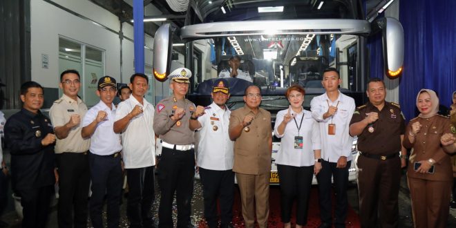 Pj. Gubernur Samsudin dan Dirut Perum Damri Setia N. Milatia Moemin Luncurkan 26 Bus Damri Baru dan Resmikan Fasilitas Ruang Tunggu Damri Stasiun Tanjung Karang