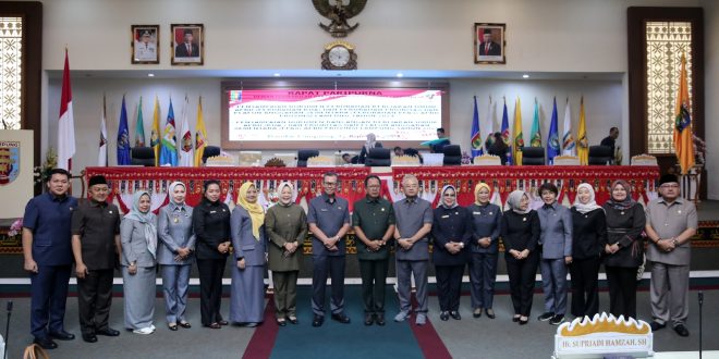Sekdaprov Fahrizal Serahkan Dokumen Rancangan Perubahan KUA dan PPAS Tahun 2024 serta Rancangan KUA dan PPAS Tahun 2025 kepada Ketua DPRD Mingrum Gumay
