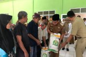 Wali Kota Metro Wahdi Salurkan Bantuan Pangan Beras di Metro Pusat dan Metro Barat