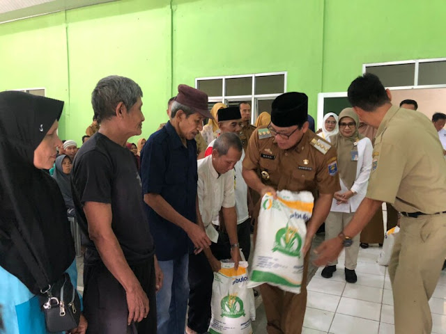 Wali Kota Metro Wahdi Salurkan Bantuan Pangan Beras di Metro Pusat dan Metro Barat