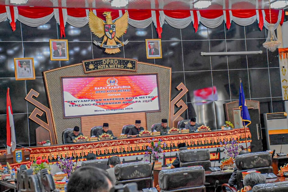 Sidang Paripurna DPRD Metro, Walikota Wahdi Beberkan Pendapat APBD Kota Metro Naik 7,88 Persen
