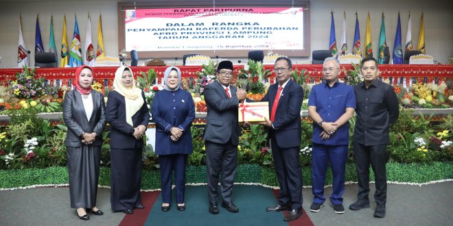 Pj. Gubernur Samsudin Serahkan Dokumen Raperda Perubahan APBD Provinsi Lampung Tahun Anggaran 2024 Kepada Ketua DPRD Mingrum Gumay