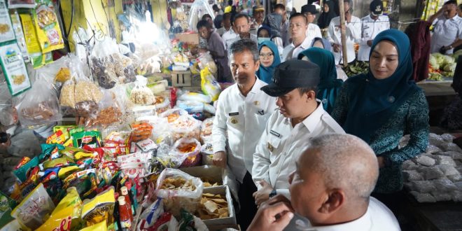 Pj. Bupati Pringsewu Monitoring ke Pasar, Kebutuhan Pokok di Pringsewu Stabil