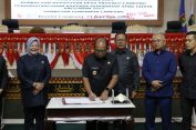 Pj. Gubernur Samsudin dan Pimpinan DPRD Tandatangani Raperda Perubahan APBD Lampung Tahun 2024