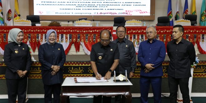 Pj. Gubernur Samsudin dan Pimpinan DPRD Tandatangani Raperda Perubahan APBD Lampung Tahun 2024