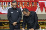 Sekdaprov Fahrizal dan Ketua DPRD Mingrum Gumay Tandatangani Nota KUA-PPAS APBD Provinsi Lampung Tahun Anggaran 2025