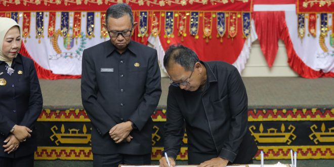 Sekdaprov Fahrizal dan Ketua DPRD Mingrum Gumay Tandatangani Nota KUA-PPAS APBD Provinsi Lampung Tahun Anggaran 2025
