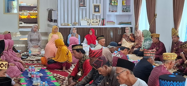 Nanda Indira Gelar suntan Penata Makhga Menghadiri Acara Anjau Silau Di Kecamatan Negeri Katon