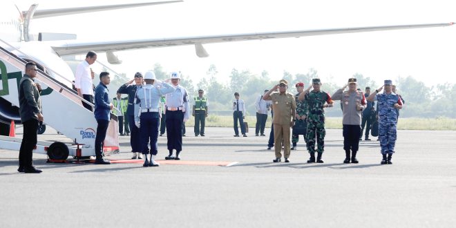 Pj. Gubernur Samsudin Sambut Kedatangan Presiden Joko Widodo di Bandara Raden Intan II dalam Rangka Peresmian Tiga Proyek Strategis Nasional