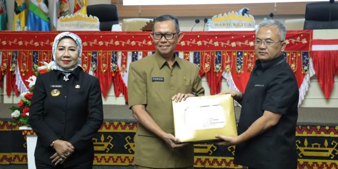 Sekdaprov Fahrizal Serahkan Raperda APBD Lampung Tahun Anggaran 2025 dalam Rapat Paripurna Pembicaraan Tingkat I DPRD Lampung