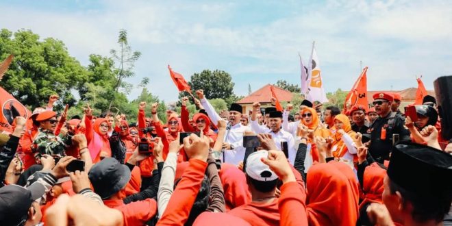 Daftar ke KPU Lamsel : Nanang – Beriman Kompak Pakai Outfit Hitam Putih