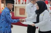 Walikota Eva Dwiana Serahkan Petikan SK Pensiun PNS