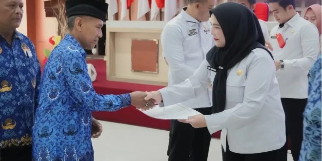 Walikota Eva Dwiana Serahkan Petikan SK Pensiun PNS