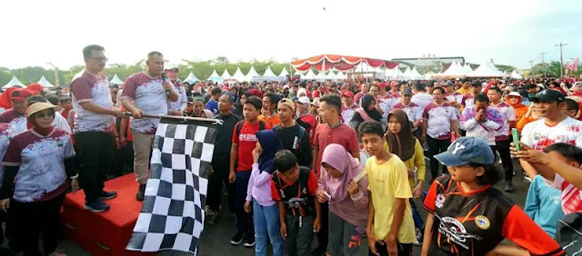 Bertabur Hadiah, Puluhan Ribu Masyarakat Antusias Ikut Jalan Sehat di Lapangan Way Handak Expo Lampung Selatan