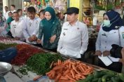 Pj Bupati Kabupaten Pringsewu Marindo Sidak Pasar Tradisonal Pantau Harga Kebutahan Bahan Pokok