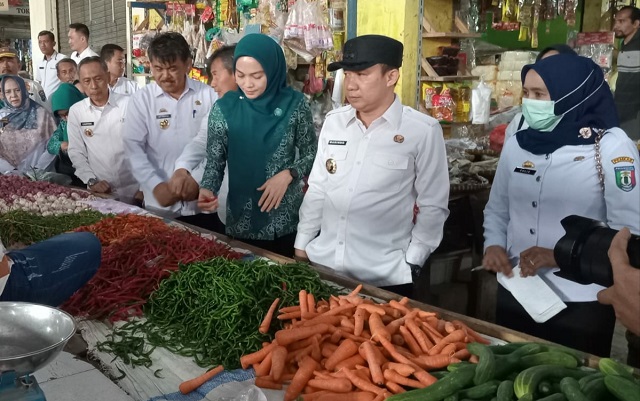 Pj Bupati Kabupaten Pringsewu Marindo Sidak Pasar Tradisonal Pantau Harga Kebutahan Bahan Pokok