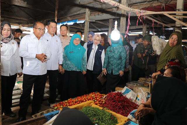 Pj Gubernur Provinsi Lampung Samsudin Sidak Pasar Tradisional di Tulang Bawang Barat Pantau Harga Sembako