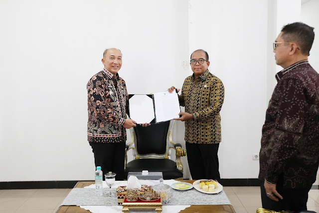 Samsudin Pj Gubernur Lampung Serahkan SK Mendagri tentang Perpanjangan Masa Jabatan Pj. Bupati Tanggamus kepada Mulyadi Irsan