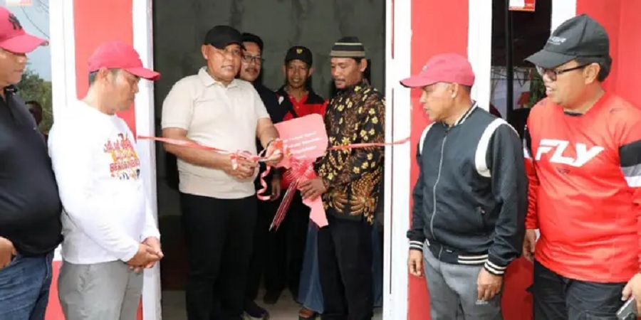 Nanang Ermanto Serahkan Hasil Bedah Rumah Milik Warga Sidowaluyo