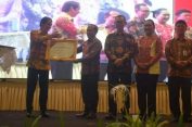 Bupati Lampung Tengah Terima Penghargaan Anubhawa Sasana Desa/Kelurahan Sadar Hukum