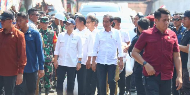 Tinjau Pasar Kota Agung, Presiden RI Joko Widodo didampingi Pj. Gubernur Lampung Berdialog Dengan Pedagang Serta Mengecek Harga dan Ketersediaan Stok